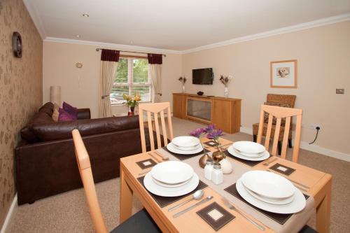 Riverbank View Three Bedroom Apartment with Free Parking - main image