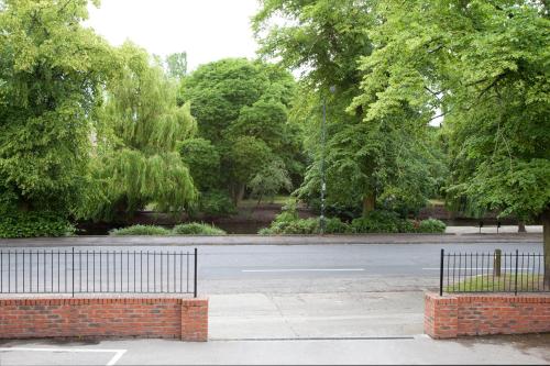 Riverbank View Three Bedroom Apartment with Free Parking - image 9