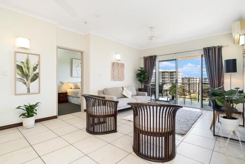 Huge CBD Top Floor Apartment with Breath Taking Views!