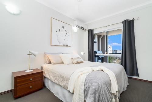 Huge CBD Top Floor Apartment with Breath Taking Views!