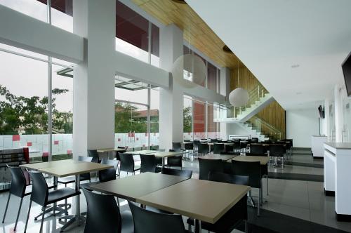 Restaurant, Hotel Amaris Tendean in Mampang