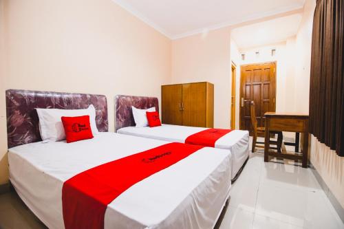RedDoorz Plus @ Pogung Raya Room Type - Standard Twin Room