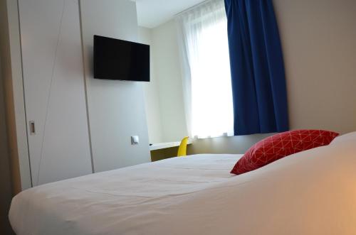 1 queen bed, 3 twin beds