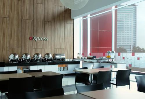 Restaurant, Hotel Amaris Tendean in Mampang