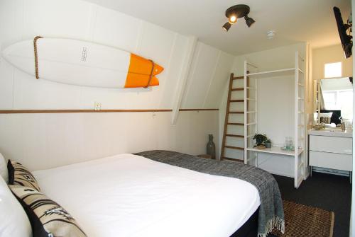 Basic Double Room image 7