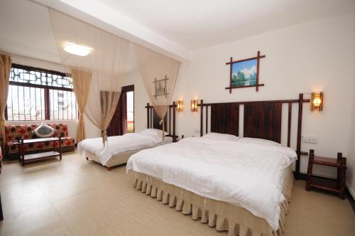 1 queen bed, 1 twin bed