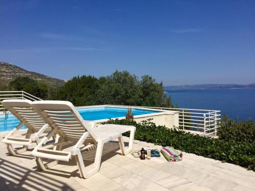  Magnificent Seafront Villa in Schinias