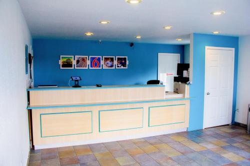 Country Yard Inn and Suites - image 7