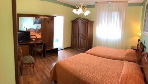 1 queen bed, 2 twin beds