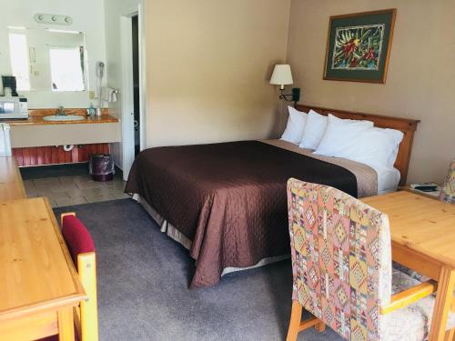Redwood Arms Motel - image 3