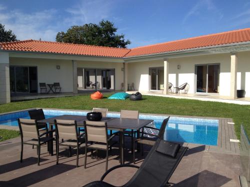  Villa Piscine Portugal, Ferienwohnung in Coucieiro