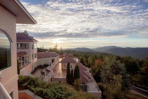 Villa Eyrie Resort in มาลาแฮต บีซี