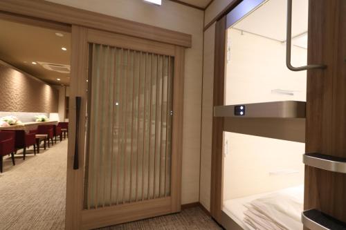 Cabin & Capsule Hotel J-SHIP Osaka Namba, Osaka (foto 3)