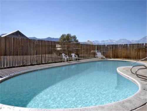 Swimming pool, Super 8 By Wyndham Bishop in Bishop (CA)
