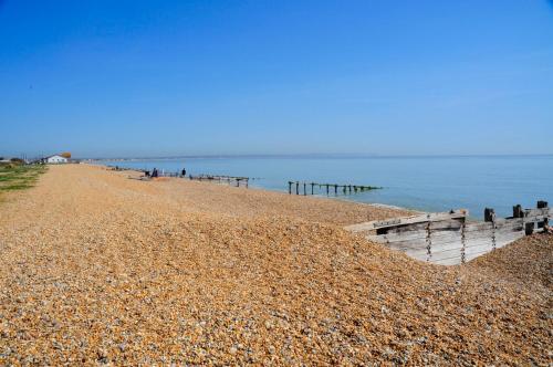 B&B Eastbourne - LUXURY BEACHFRONT OUTSTANDING 2 bedroom APARTMENT - Bed and Breakfast Eastbourne