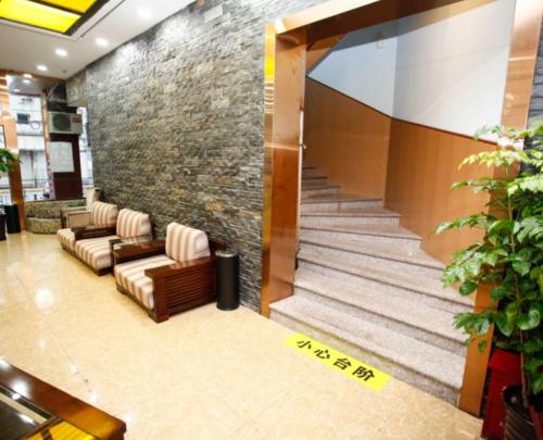 Shang Hai Jiu Sheng Bin Guan Ideally located in the People Square and South Bund Huangpu area, Shang Hai Jiu Sheng Bin Guan promises a relaxing and wonderful visit. The property offers a wide range of amenities and perks to ensur