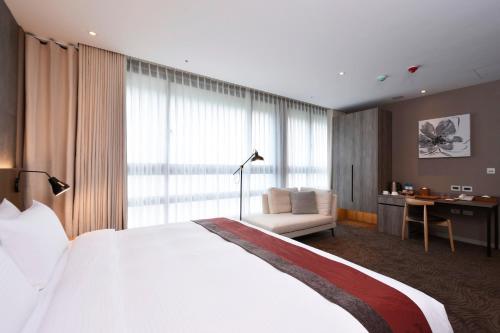 Deluxe King Room image 2