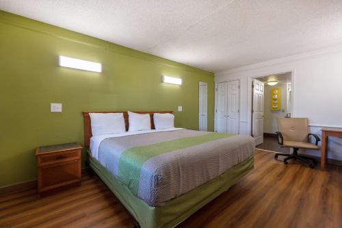 Motel 6-Knoxville, TN Motel 6 Knoxville is perfectly located for both business and leisure guests in Knoxville (TN). The hotel offers a wide range of amenities and perks to ensure you have a great time. Free Wi-Fi in all r