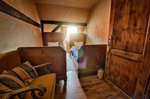 6 twin beds