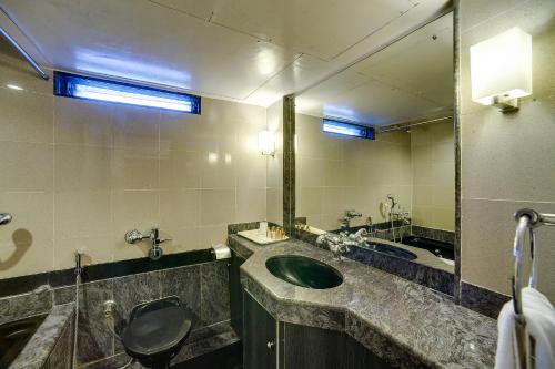 Bathroom, Ramee Guestline Khar Hotel in Khar