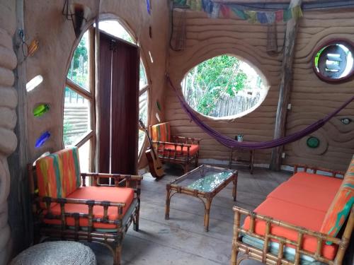 Shared lounge/TV area, Raizes Eco Hostel in Barra Grande