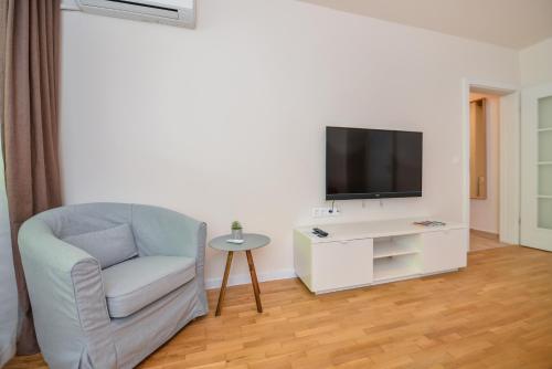 GORA | Two Bedroom Central Apartment | Zaimov Park