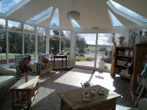 Toit ja joogid, Elmfield House in Hunton