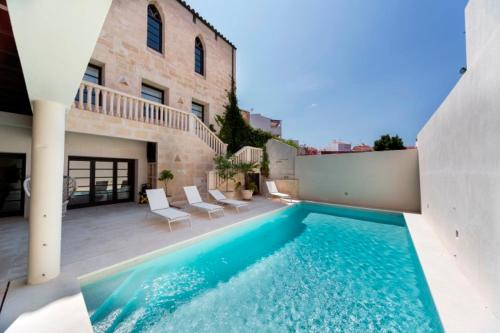 Splendid former Chapel with pool & jacuzzi gîte à louer Mahon