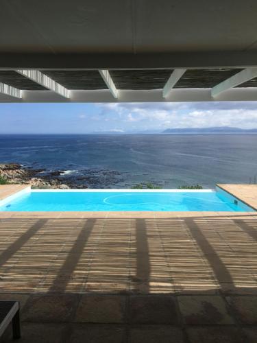 La Petite Baleine Oceanfront Villa