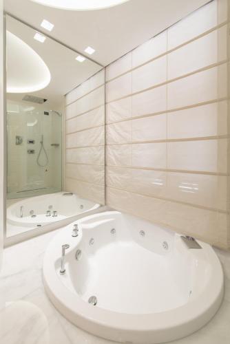 LUX Suites in Roma - image 11