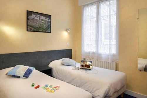 1 double bed, 2 twin beds