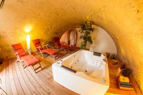 Hot tub, Hotel Gewurzmuhle in Berching