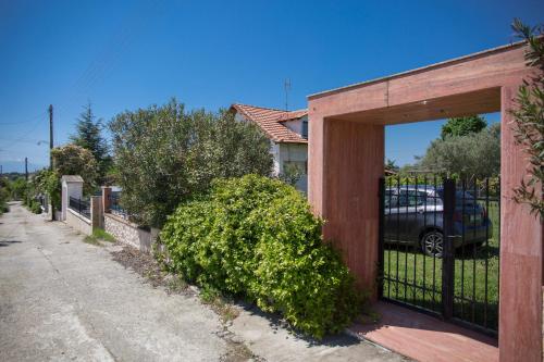 Rural villa Private pool, BBQ, court ,20' airport