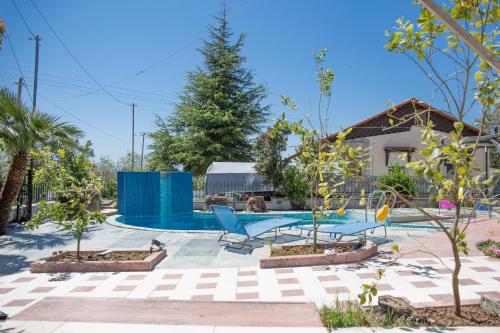 Rural villa Private pool, BBQ, court ,20' airport