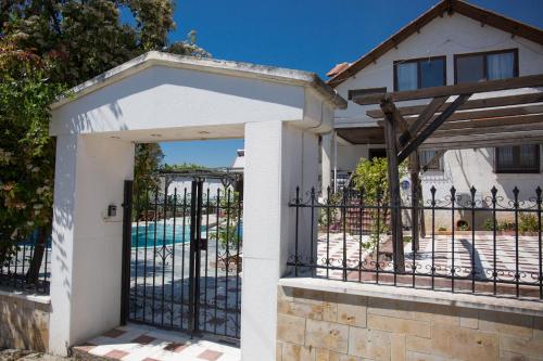 Rural villa Private pool, BBQ, court ,20' airport