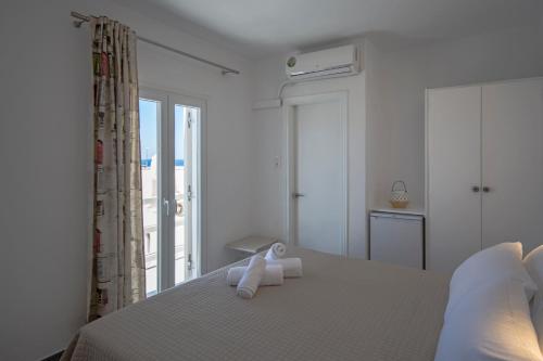 Double Room with Balcony and Sea View image 10