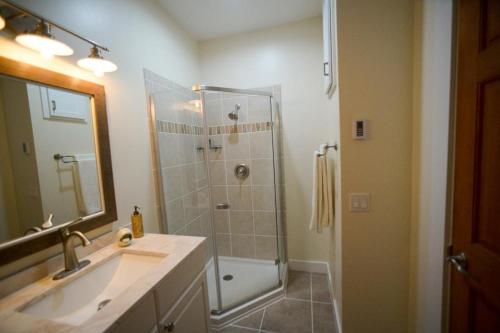 Captain's Quarters Vacation Rental - image 8