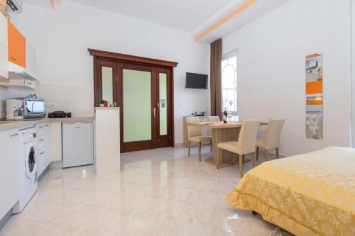 Studio Apartment Leana 5