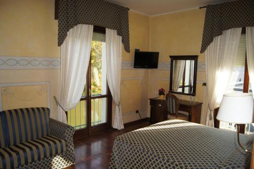 1 queen bed, 2 twin beds