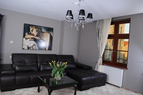 1 queen bed, 1 sofa bed