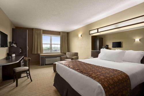 Microtel Inn & Suites By Wyndham Mineral Wells/Parkersburg - image 2