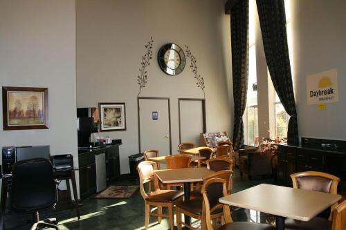 Vestíbulo, Days Inn by Wyndham Rocklin/Sacramento in Rocklin (CA)