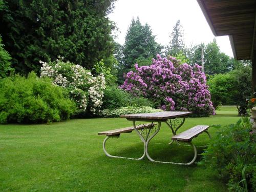 Cedar Wood Lodge Bed & Breakfast Inn in Port Alberni, Canada