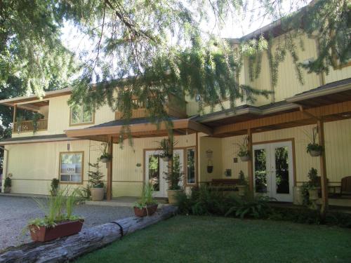 Cedar Wood Lodge Bed & Breakfast Inn in Port Alberni, Canada