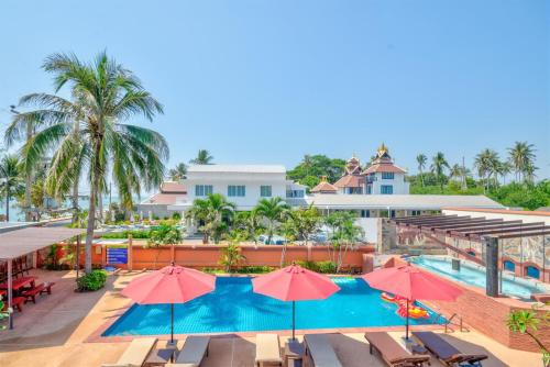 Swimming pool, Palm Beach Resort in Pranburi