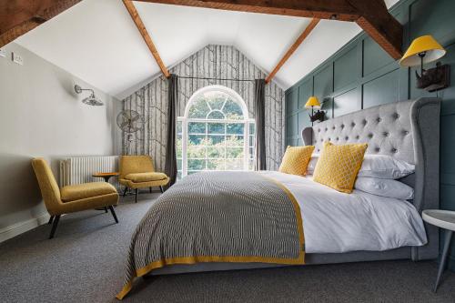 1 king bed, 1 twin bed