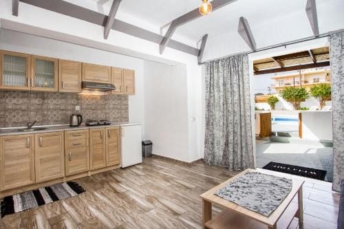 Toula's Apartments - main image