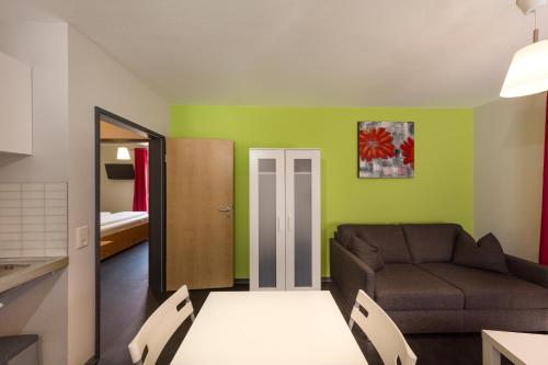 1 queen bed, 1 sofa bed