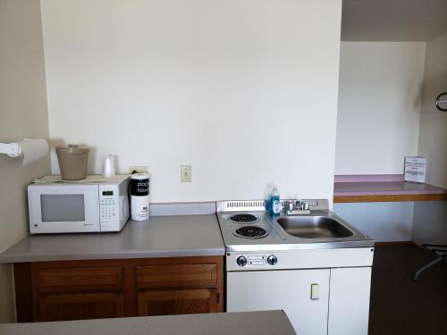 Algoma Beach Motel - image 9