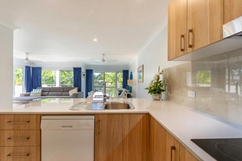 Two Bedroom, Two Bathroom Apartment with Balcony image 3